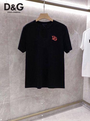 D&G 2025最新男士高端好货，胸前字母徽标印花图案增添活力感！最经典一目了然的干净与纯粹的结合.必入款推荐！选用双股丝光面料制成 纹理清晰，尽显高端奢华品质