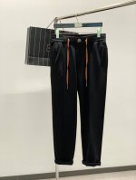 P310，Zegna 杰尼亚，2025春季最新品，专柜同步有售，原单狠货，时尚休闲裤，进口原版面料，上身舒适透气，简约易搭配，金属字母图案装饰Logo，原版五金