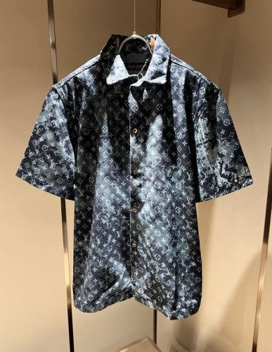 louis Vuit*On 路易*登 2025春夏新款轻奢男女同款牛仔套装，路易家族的新高端，细节品质永远的那么完美无瑕，重工洗水，全景Logo图案设计！创意设
