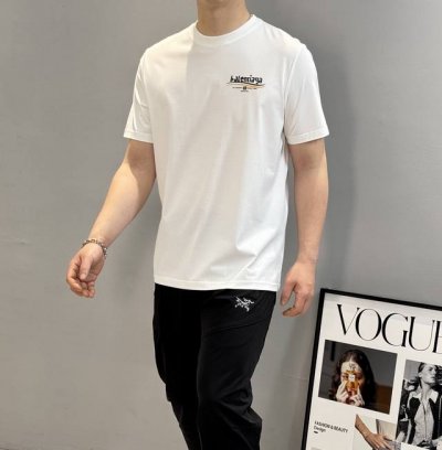Balenciag*A巴黎世*25S新款夏季T恤.双面烫画设计.撞色搭配色彩属于灵魂式的撞色.辨识度鲜明...客供190G丝光纯棉面料，质感方面一流，触感无敌的