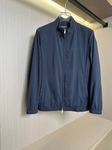 小立领外套 Zegna 25Ss轻薄外套系列男士衣橱的必备之选！ 衬衫采用立体修身剪裁，轻松勾勒出挺拔身姿，干净利落 经典小立领设计，展现出颈部线条修长美感，凸