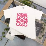款号：Zscx46207 高版本 2025春夏新款Loewe罗意威粉红刺绣大Logo图案绣花休闲情侣宽松短袖T恤，独一无二的活性环保面料染色，32支双纱精梳纯棉