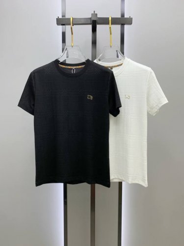 巴宝莉25Ss春夏 新品 定制蚕丝面料丝滑透气！时尚经典圆领短袖时尚单品设计，更加时尚舒适，高标准定制，上身非常有型，胸前品牌经典Logo 图案 客供辅料，客供