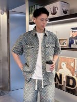 一套 Lv 重工做旧渐变老花洗水牛仔套装 满印提花Logo 渐变色绝绝子 漂亮的洗水渐变工艺处理的非常的精致！采用16S纯棉克重280G 搭配32S双纱1×1螺