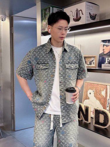 一套 Lv 重工做旧渐变老花洗水牛仔套装 满印提花Logo 渐变色绝绝子 漂亮的洗水渐变工艺处理的非常的精致！采用16S纯棉克重280G 搭配32S双纱1×1螺