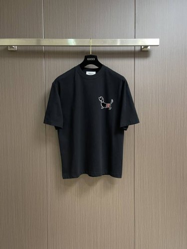 thom Browne Tb 圈圈小狗刺绣短袖短袖T恤，Tb刺绣小狗 21支高精纯棉面料 宽松Os版型 上身挺括有型 下摆开衩设计，前短后长拉高身材比例。尺码：
