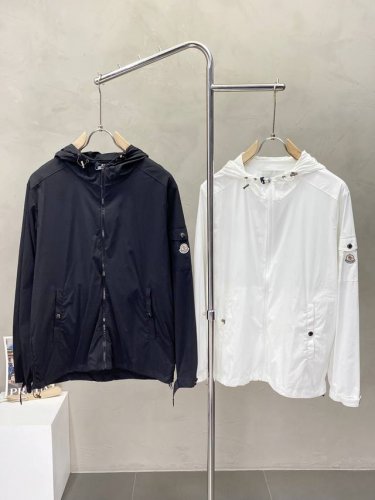 moncler蒙口独家专供最新春夏时尚连帽夹克，经典设计感与颜值爆棚的外套，品质更是无法挑剔品控可以直接入手，不容过错的高端臻品！通过细节图片便可感受到它强悍的