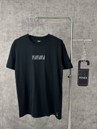 fendi 芬迪2025春夏新款Ff徽标图案休闲重工刺绣短袖T恤 本款短袖圆领T恤。桑蚕丝+纯棉材质高级感十足，胸部绣有灰色和黑色Ff Labyrinth图案刺