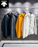 p250 【迪桑特/Descente 24Ss新品 防风水透气轻量冲锋衣 男女同款】 1产品特性： 三层压胶技术，防风雨，防静电，抗撕耐磨！ 做到了即轻量，又具