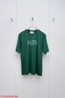 l940 Vavalentino 大字母印花高克重棉质春日绿短袖T恤，这件Valentino绿短袖 浓郁春日绿，宛如一抹蓬勃新绿绽于衣衫，活力满溢。高克重纯棉材
