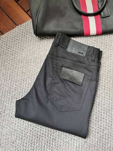 路易‘’ 新款来袭2640春夏新款新品 专柜有售 实体店极品休闲裤专柜原版1:1好货，适合各个年龄段。市场最高版本的欧洲进口面料。舒适柔软亲肤，上身效果超级棒时