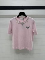 上新原单高端品质 Vivienewestwoo* 2025春夏最新系列！水钻圆领针织短袖！定制丝毛纱线织造 质感高级 舒适柔软 圆领针织短袖剪裁 领口环绕珍珠水