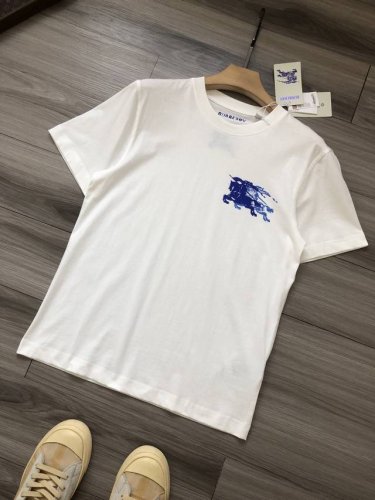 巴宝家｜Burberr*Y Fw245 幻影战马徽标 胶印 男女款圆领短袖半袖T恤. 颜色：白色. 尺码：S M L Xl. 材质：原版定织定染220G32支精