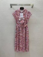 款号D25040794 Chane*新款小香定制双C印花Logo彩色碎花荷叶边拼接系扣翻领收腰显瘦无袖连衣裙！ M码：肩宽56，胸围98，腰围88，裙长113