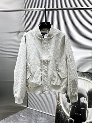 P390 迪奥 Dior 2025春季新款 棒球领 夹克 外套，高端版本！专柜定制面料 透气舒适度高，细节无可挑剔，品牌元素设计理念，体现高品质。手感细腻柔软！