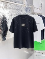 miu* 顶级货品2025春夏新款首发专柜最新款短袖圆领T恤 高端订制 设计前卫时尚！品牌Logo重工艺设计 高端定制260克面料.手感柔软.穿着舒适.专柜级别