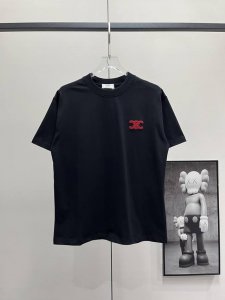 celine 赛琳 25Ss 植绒毛巾绣Logo短袖T恤 此款以其独特的植绒毛巾绣工艺和经典的Celine Logo设计而备受瞩目。植绒工艺使得Logo部分立体