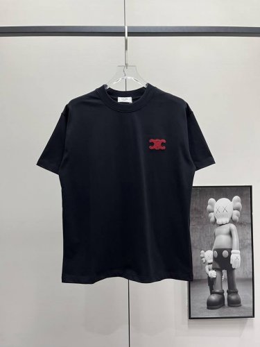 celine 赛琳 25Ss 植绒毛巾绣Logo短袖T恤 此款以其独特的植绒毛巾绣工艺和经典的Celine Logo设计而备受瞩目。植绒工艺使得Logo部分立体
