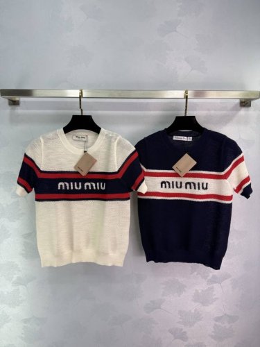 Miumi*2025新品上架 字母针织短袖 定制Yb丝麻纱线织造 柔软亲肤 舒适有型 圆领短袖版型 领口恰当露肤 美化头肩比例更显瘦 通体镂空纹理 弹力螺纹包边