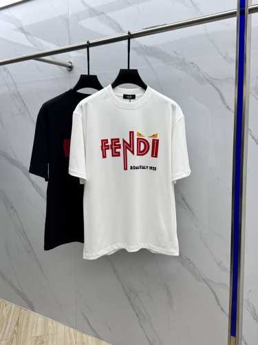 fendi*芬迪 2025Fw春夏新品圆领打底外穿T恤，立体感Logo微廓形半袖纯棉打底，手感面糯有骨感，柔而有韧性。工艺处理，韧性和抗皱性能得到大幅度提高。微