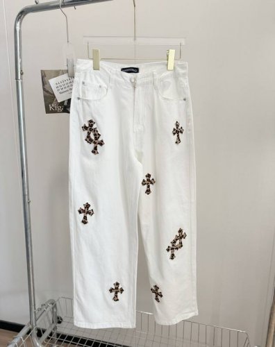品名：Chro* Hearts 克罗十字架小野豹纹白色牛仔裤 尺码：S.M.L 颜色：白色 神裤炸街预警！腿长2米8的野性狙击！穿上直接变身 人间猎豹 ，走路带