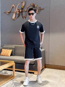 直 Loewe罗意威 2025官网同款.世界知名奢侈品牌.夏季男士短袖短裤套装 高品质 原单货套装 采用进口原单面料 当季时尚潮流款 百搭爆款 简洁大方 精密的