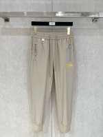 Fendi# 2025 天丝锦纶四面弹春夏休闲裤子 美学的焕新诠释,演绎浓郁的格调型时尚风范,细节感和设计感强悍.经典品牌标识做为色彩搭配,演绎经典的品牌时尚,