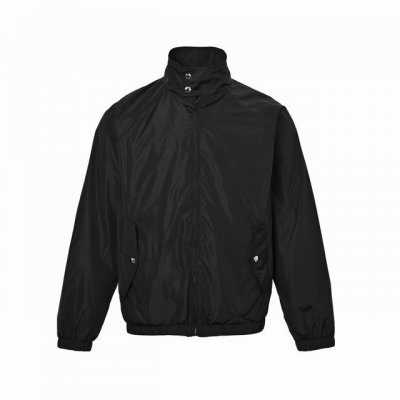 本地自取: 420 prada/普拉达 后背三角标轻薄外套 贸易渠道稀出，海外精品限量销售。户外风衣产品的典范，全身暗纹的商标彰显品牌辨识度。这款夹克兼备温暖且