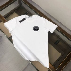 aversace 范思哲 春夏最新款圆领短袖情侣款T恤～～定制纯棉面料，极为亲肤舒适， 摸上去手感非常的柔软，质感很好，做工细致。完美体现立体感 符合品牌一贯的