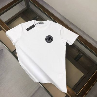 aversace 范思哲 春夏最新款圆领短袖情侣款T恤～～定制纯棉面料，极为亲肤舒适， 摸上去手感非常的柔软，质感很好，做工细致。完美体现立体感 符合品牌一贯的
