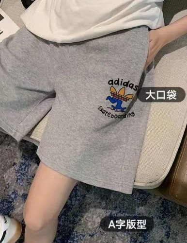 阿迪 Adidash滑板印花夏季最新款基础五分休闲短裤 采用重磅华棉面料，触感柔和、垂感强，穿着体验感好 4-5级水洗色牢度不易褪色 面料采用水洗印染工艺 水洗