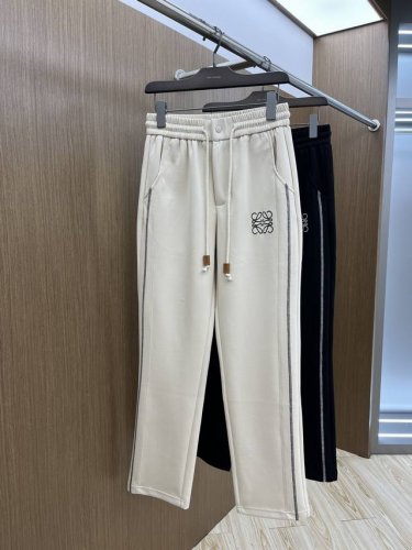 loe 2540 春夏休闲裤子 美学的焕新诠释,演绎浓郁的格调型时尚风范,细节感和设计感强悍.经典品牌标识做为色彩搭配,演绎经典的品牌时尚,为整体造型增光添彩.