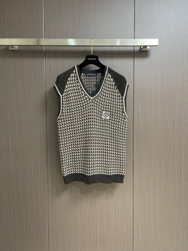 lv 2025Ss提花棉质针织背心 面料采用定制云逸轻棉纱混纺 采用德系精艺三针织王 进口刺绣机器 整体走线平直细腻 面料舒适柔软 颜色一致无色差 能与同款搭配