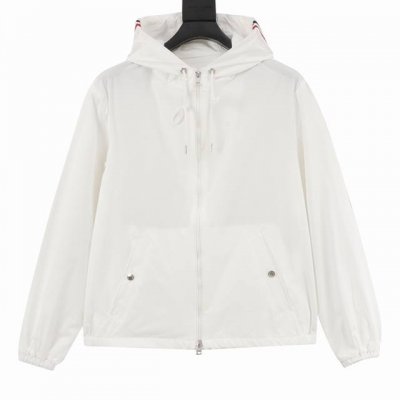 Moncler 蒙口Mc 口袋轻薄防晒衣外套 采用轻盈尼龙面料制成，专为户外探险者设计，适合在温暖的天气穿着。连帽款式于胸前设有一个贴袋，灵感源自品牌的标志性设