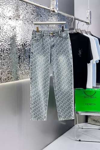 迪奥 2025新品，原单牛仔裤 原版重工打造，品牌经典Logo设计，三标齐全！原版五金辅料。专柜定制牛仔面料，完全对版专柜，欢迎专柜试穿后再购买，好货不怕比。码