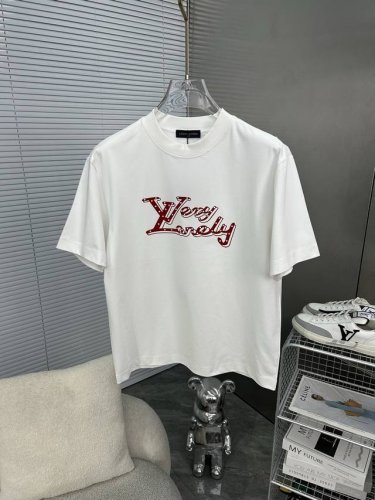 lv路易威登 2025Ss春夏高品质情侣短袖T恤，高克重纯棉T恤，工艺品级别，重工工艺，尊享好货，车线做工符合精品要求，超级好搭配，品质及剪裁设计都堪称一流，高