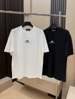 #Mo 放货价230 Balenciaga 2025夏季最新品，专柜同步有售，原单狠货，时尚休闲圆领短袖T恤，采用进口原版面料，舒适透气，顶级印花工艺字母图案装