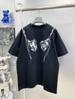 pra 普拉达 高克重 2025夏季新款手绘涂鸦发泡三角徽标字母印花Logo最新品短袖 Dd 专柜同步有售，原单狠货，时尚进口原版科技面料，上身舒适透气，原版定