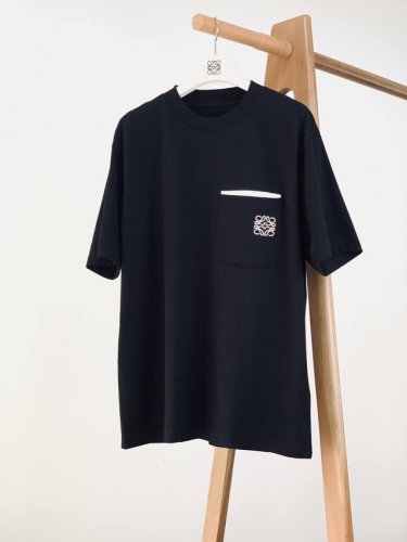 loewe 罗意威 2025Ss春夏新品 夏日衣橱的叙事诗 Loew*用100%的克制美学 在纯白画布上演繹满分心机 当标志性图腾藏进工装口袋 极简主义便有了高