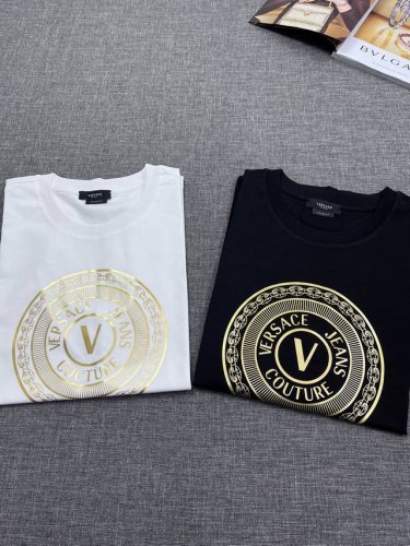 Versace 范思哲 男士丝光棉圆领短袖T恤，25春夏新品，专柜橱窗主打展示款！作为Vs家的经典王牌产品，这一季仍然延续了极富高强辨识度的头像元素，非常重工匠