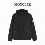 Moncler 蒙口双边拉链轻薄连帽外套 贸易渠道稀出，海外精品限量销售。户外风衣产品的典范，全身暗纹的商标彰显品牌辨识度。这款夹克兼备温暖且轻盈的特质。 最新