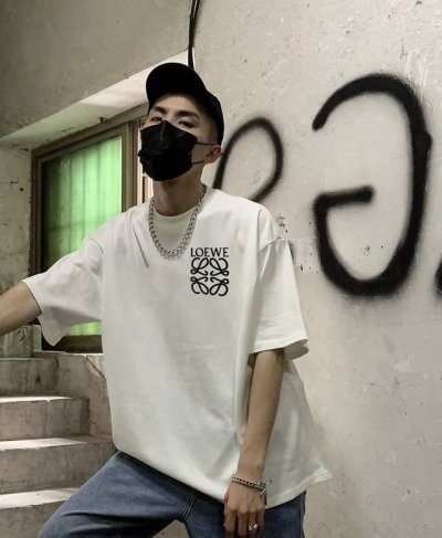 Loewe 罗意威经典短袖半袖T恤 采用260G双纱100%新疆精梳纯棉面料 采用过肩拉条工艺，百洗不变形！ -采用高端印花，百洗不开裂！ 宽松版型，上身舒适，