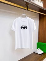 开春新品 阿玛尼 高定面料 玉蚕丝般的丝滑 2025春夏新品上市时尚经典圆领短袖时尚单品设计，更加时尚舒适，高标准定制，上身非常有型，胸前品牌经典Logo 图案