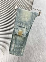迪 ‘’ 宽松直筒 复古渐变牛仔裤 街头酷感必备 经典牛仔搭配独特的渐变效果，颜色由深入浅的过渡自然，仿佛带着岁月的痕迹，复古感直接拉满。 直筒的版型不挑腿型，