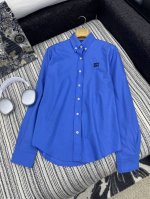 爆款现货 原版定制 Miu Mi *｜2025新品翻领刺绣衬衫 系列款 定制Yb材质 舒适好穿 挺括有型 胸前采用撞色字母 形成颜色碰撞 后背增加纽扣设计 增添