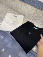 Prad普拉哒25 Ss新品春夏首发专柜 最新款短袖圆领T恤高端订制 设计前卫时尚！品牌Logo重工艺设计高端定制欧棉180克面料手感柔软.穿着舒适.专柜级别精