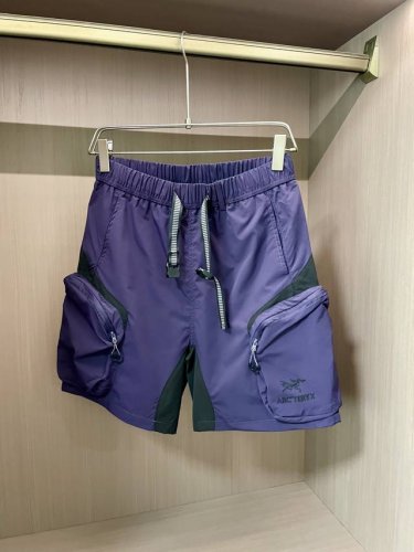 始祖鸟 Arc'teryx 2025春夏新品 将功能性与时尚感完美融合。三色可选，满足多样搭配需求。松紧腰配抽绳设计，贴合舒适，调节便捷。大口袋搭配拉链，安全储