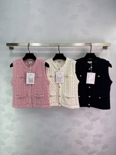 chane*25夏季新款针织背心 经典元素与精湛工艺完美交织 细腻编织纹理 搭配闪耀纽扣 精致考究 白色纯净 粉色柔美 藏蓝沉稳 多样色彩满足不同风格需求 单穿