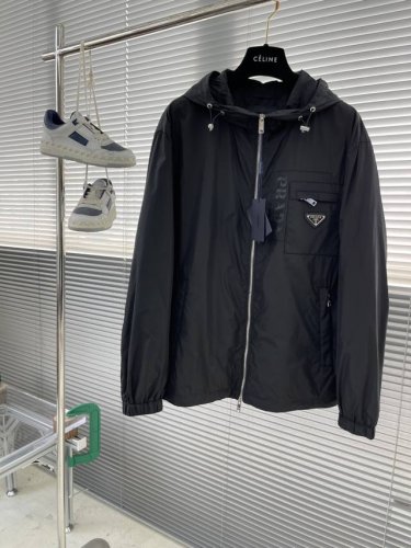 prad 25新品连帽夹克！ 先上先卖，抢占先机。 新品连帽风衣外套。这款轻质尼龙夹克和正面拉链，前胸出开袋，袋口Logo印花，颇具休闲装设计特色。演绎品牌风范