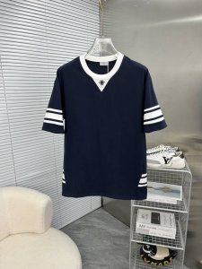 Dior迪奥 2025春夏新款高克重重磅圆领短袖出货啦 春夏出门必备款 定制高克重纯棉面料 搭配当下流行重工工艺 做工走线精细 面料上身舒适 三标齐全 超帅上身